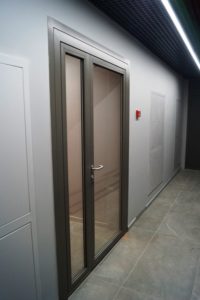 Алюминиевая дверь 1300×2200 мм.